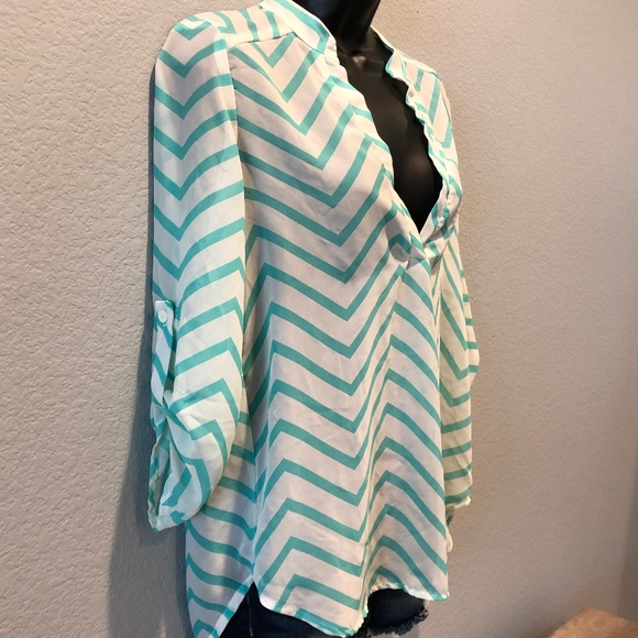 SOLD! Long Sleeve White/Aqua Chevron Top - Picture 3 of 4